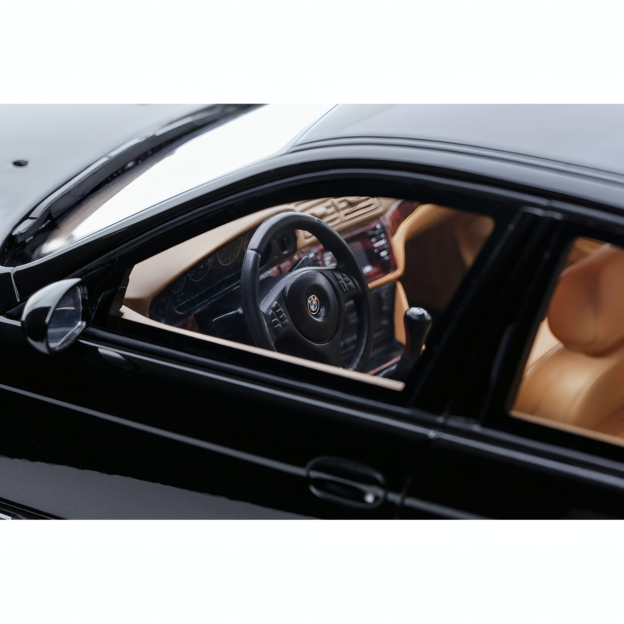 OTTOmobile 1:18 BMW E39 M5 Black Saphire Metallic 475 2000 (OT1338)