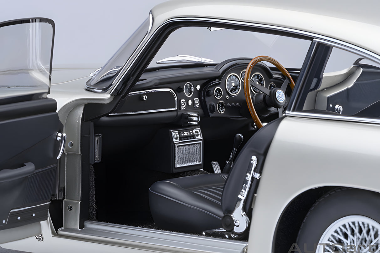 AUTOart 1:18 Aston Martin DB5, Birch Silver (70287)