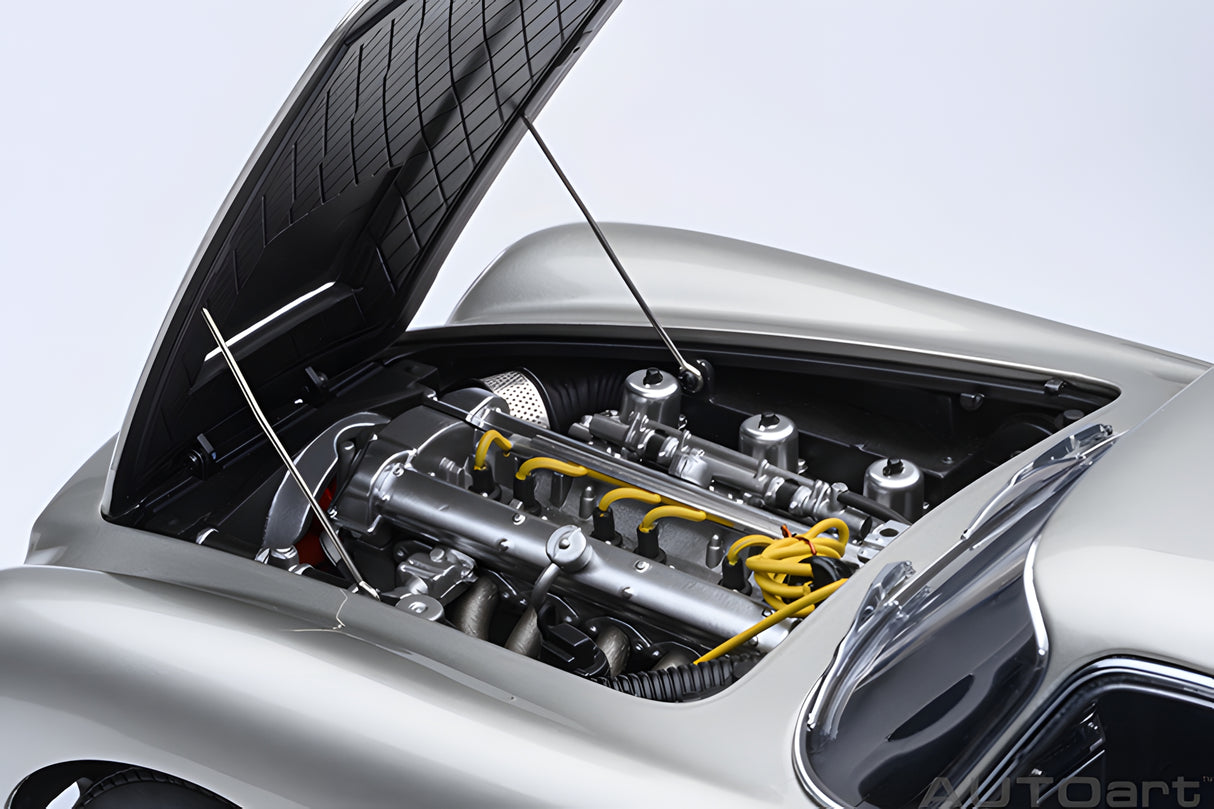 AUTOart 1:18 Aston Martin DB5, Birch Silver (70287)