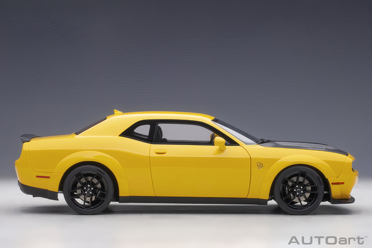 AUTOart 1:18 Dodge Challenger SRT Hellcat Widebody 2018, Yellow Jacket/Satin Black Painted Hood (71737)