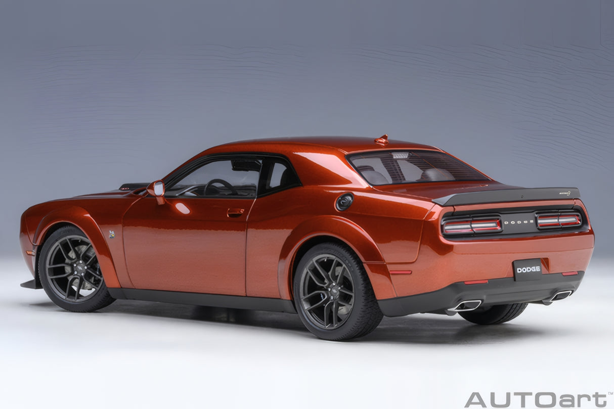 AUTOart 1:18 Dodge Challenger R/T Scat Pack Widebody 2022, Sinamon Stick (71773)