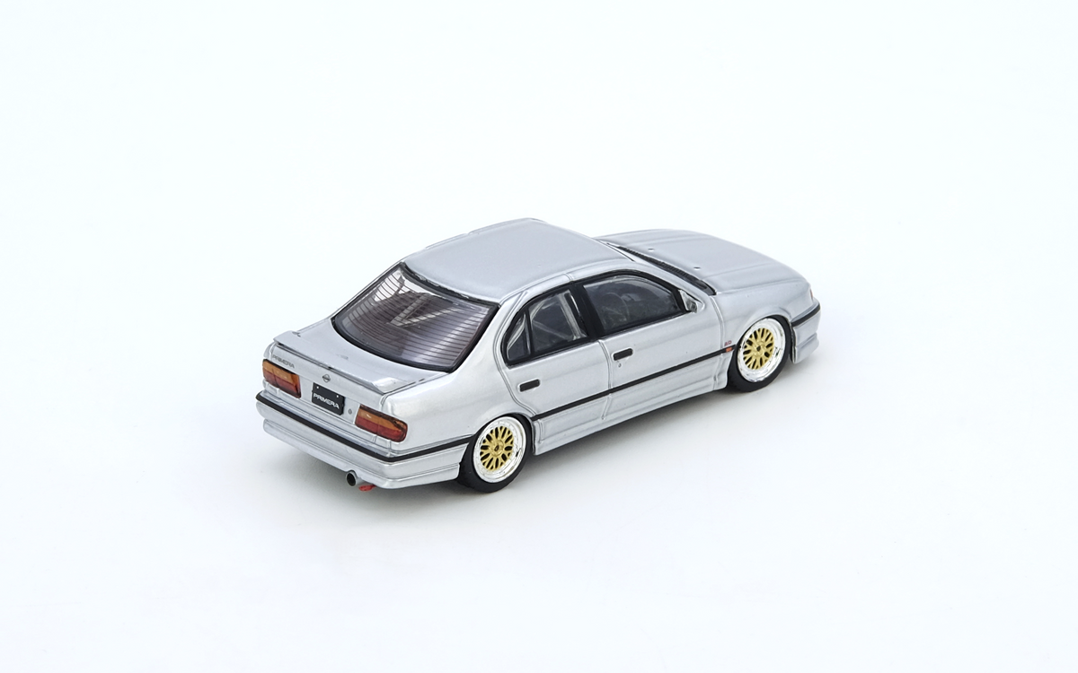 Nissan Primera P10 Silver Inno64 1:64, vista trasera