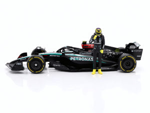 BURAGO 1/24 - MERCEDES GP - F1 W15 EQ PERFORMANCE TEAM AMG PETRONAS MOTORSPORT N 44 SEASON 2024 LEWIS HAMILTON - WITH PILOT - BLACK SILVER GREEN (18-28069-H)