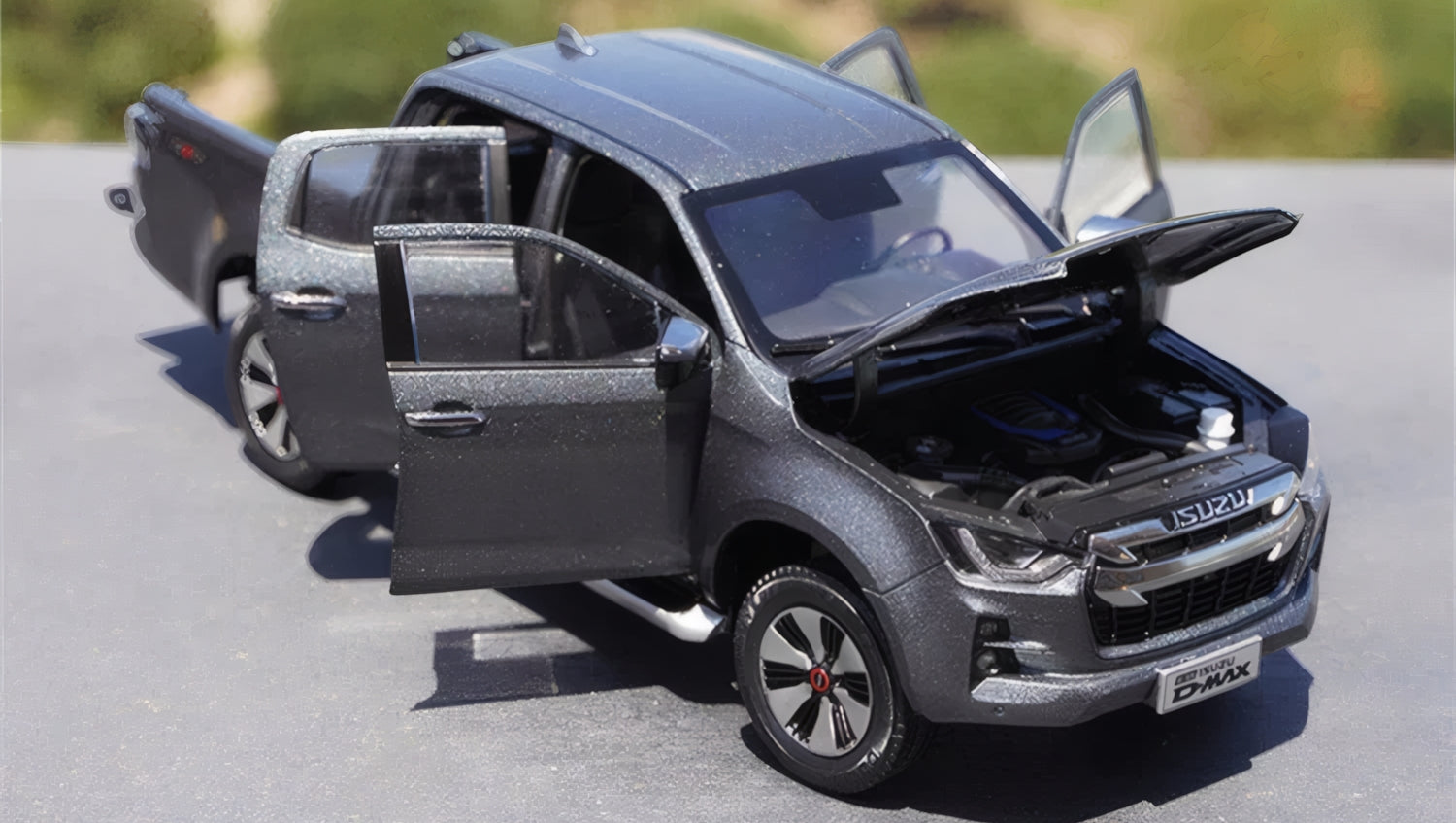 Isuzu ISUZU D-MAX 2023 1:18 Diecast Model (Dealer)