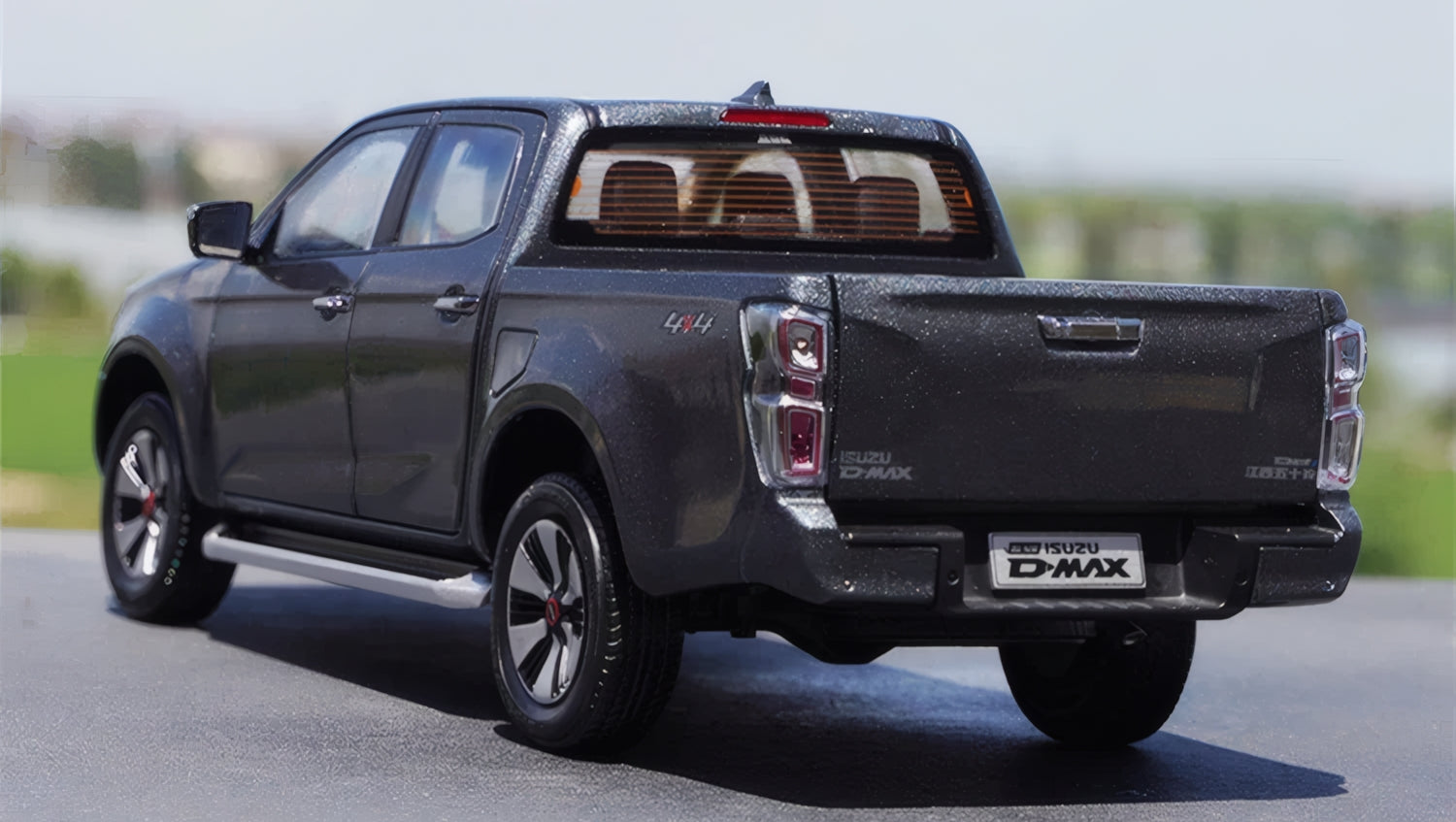 Isuzu ISUZU D-MAX 2023 1:18 Diecast Model (Dealer)