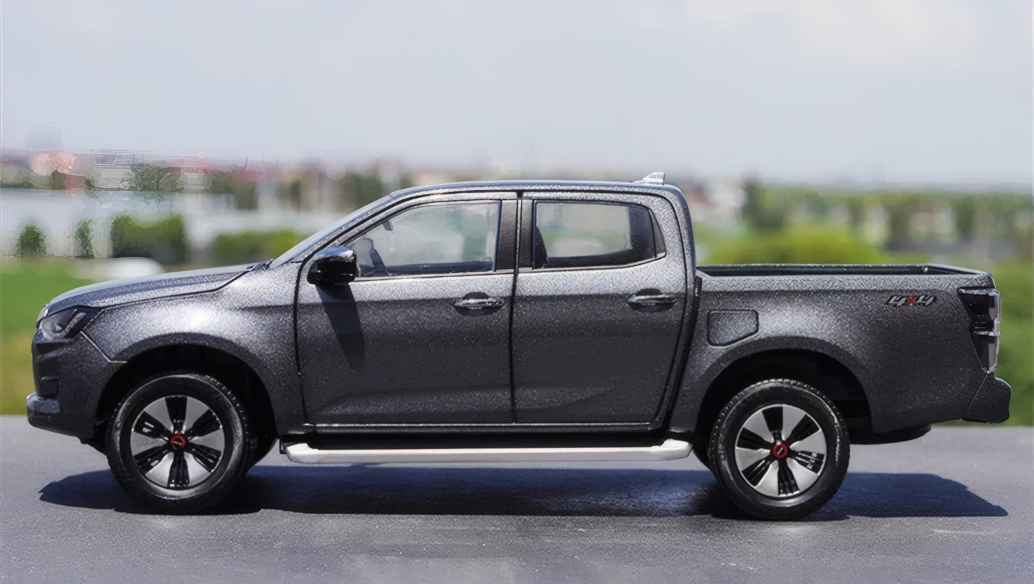 Isuzu ISUZU D-MAX 2023 1:18 Diecast Model (Dealer)