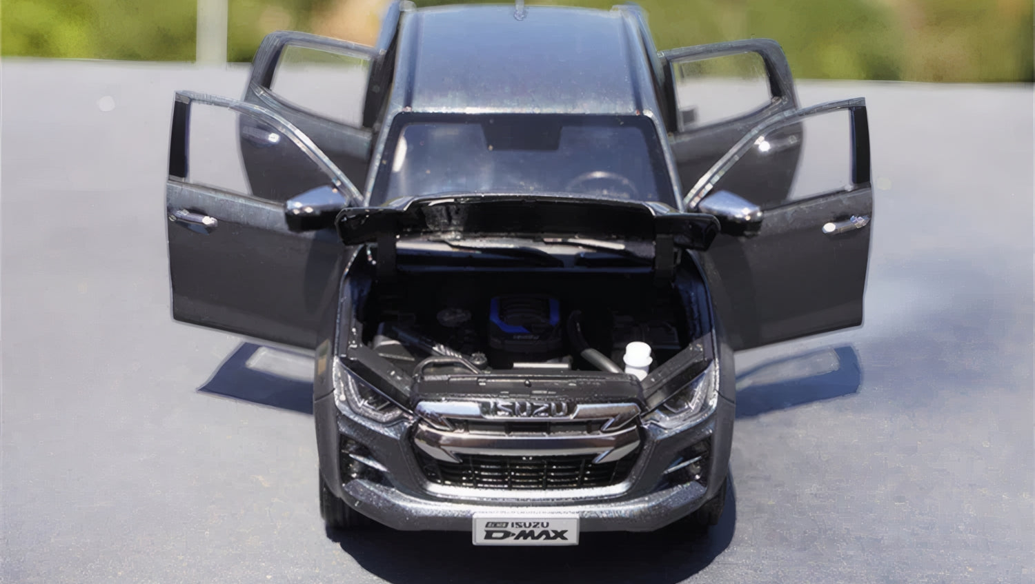 Isuzu ISUZU D-MAX 2023 1:18 Diecast Model (Dealer)