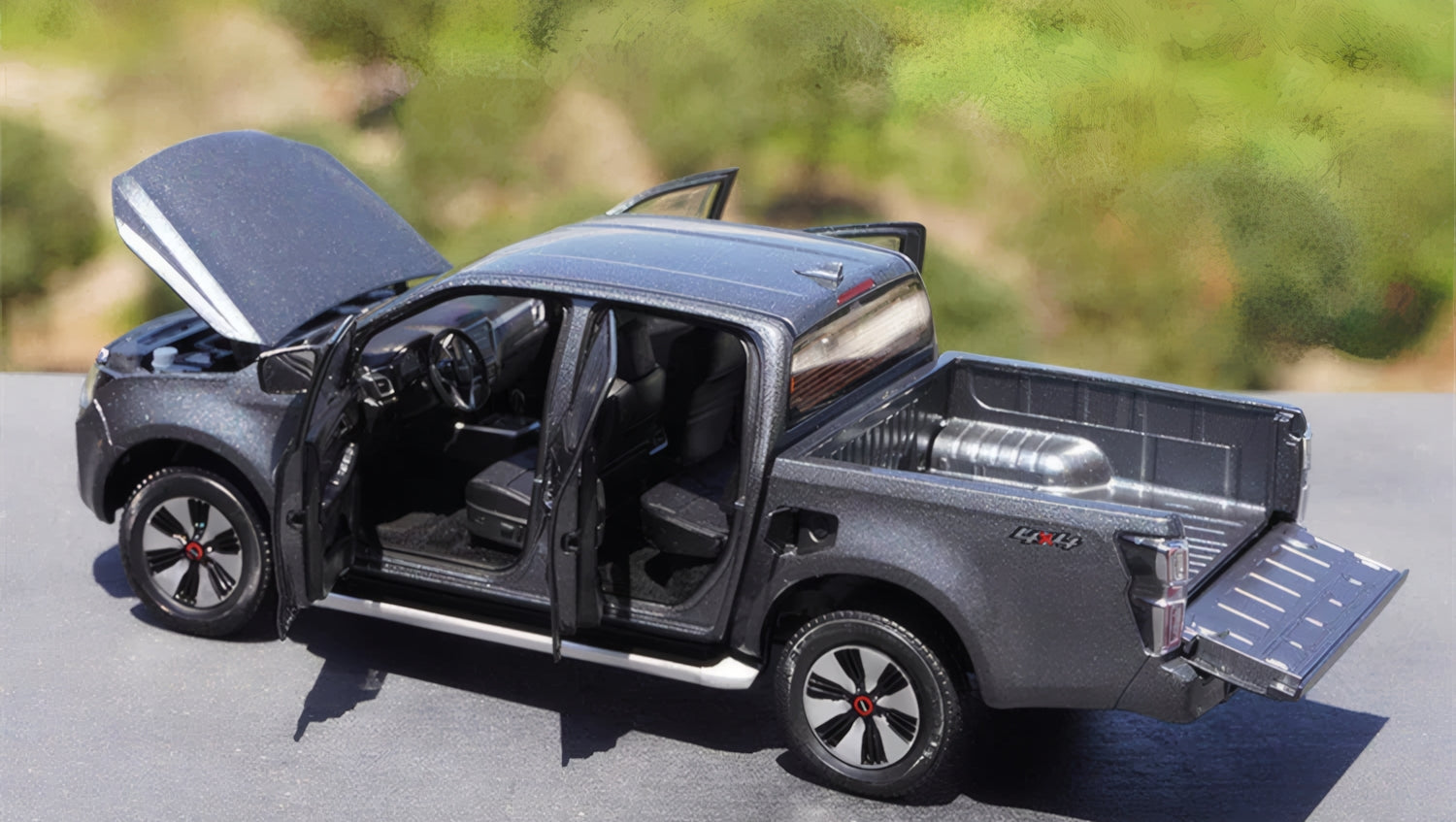 Isuzu ISUZU D-MAX 2023 1:18 Diecast Model (Dealer)