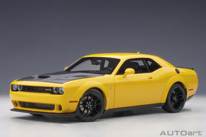 AUTOart 1:18 Dodge Challenger SRT Hellcat Widebody 2018, Yellow Jacket/Satin Black Painted Hood (71737)