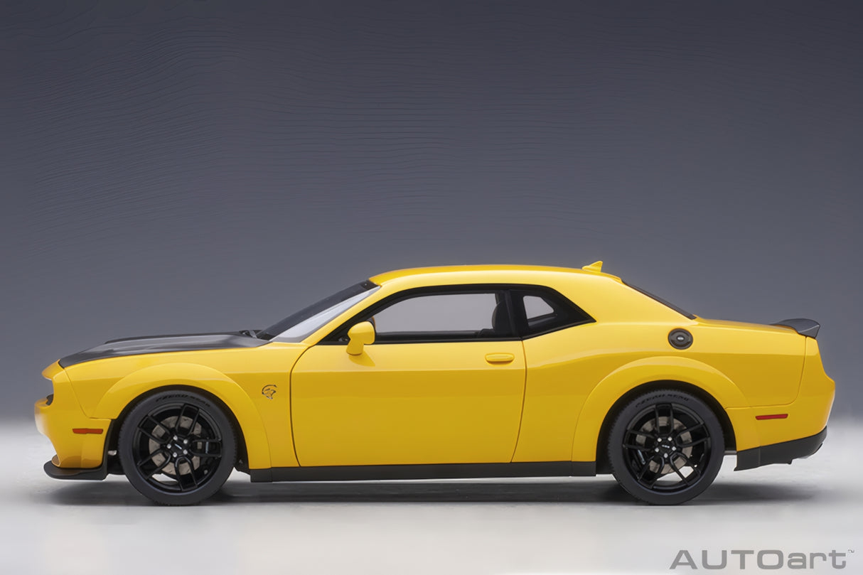 AUTOart 1:18 Dodge Challenger SRT Hellcat Widebody 2018, Yellow Jacket/Satin Black Painted Hood (71737)