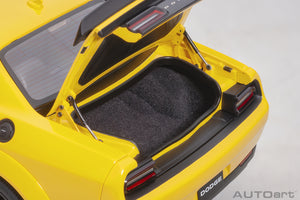 AUTOart 1:18 Dodge Challenger SRT Hellcat Widebody 2018, Yellow Jacket/Satin Black Painted Hood (71737)