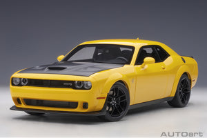 AUTOart 1:18 Dodge Challenger SRT Hellcat Widebody 2018, Yellow Jacket/Satin Black Painted Hood (71737)