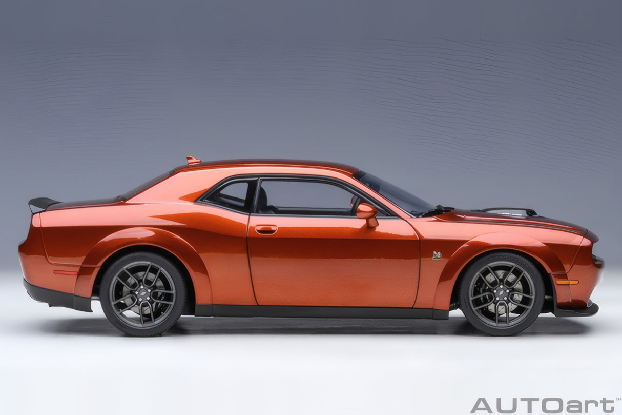 AUTOart 1:18 Dodge Challenger  R/T Scat Pack Widebody 2022, Sinamon Stick (71773)