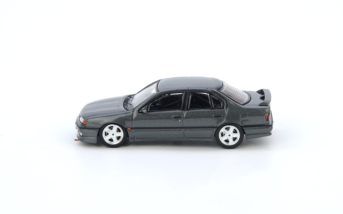 Nissan Primera P10 Gun Metal Grey Inno64 1:64, vista lateral