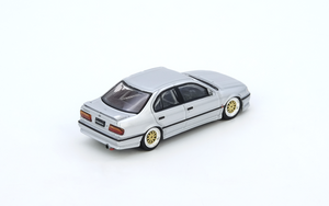 Nissan Primera P10 Silver Inno64 1:64, vista trasera