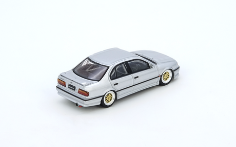 Nissan Primera P10 Silver Inno64 1:64, vista trasera