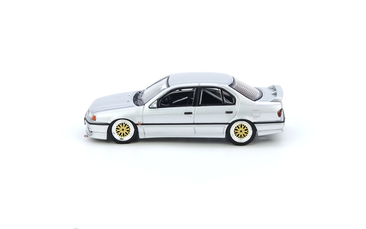 Nissan Primera P10 Silver Inno64 1:64, vista lateral