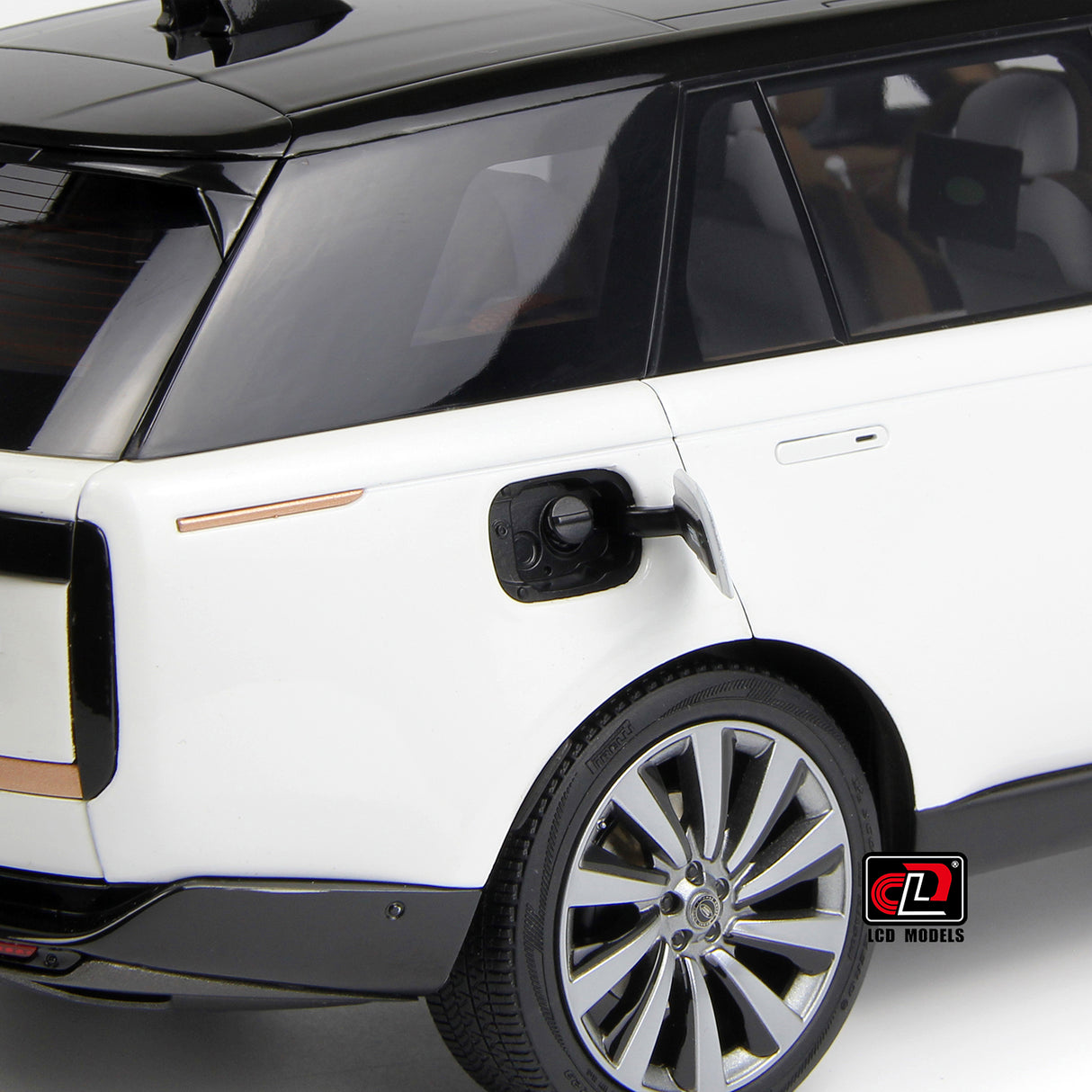 LCD MODELS 1:18 Land Rover Range Rover SV SERENITY 2022 White With Black Roof (LCD18017-BW)