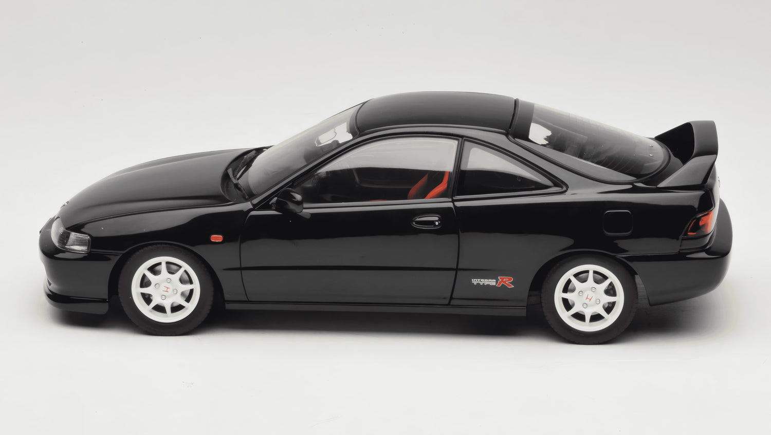 MOTORHELIX - 1/18 - HONDA - INTEGRA TYPE-R (DC2) 1997 - BLACK (M85203)