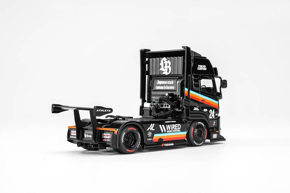 MOTORHELIX 1/64 LB Trucks UD QUON Head - Black Rainbow (M61205)
