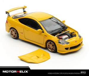 Honda Integra DC5 Mugen amarillo con capó desmontado y motor visible